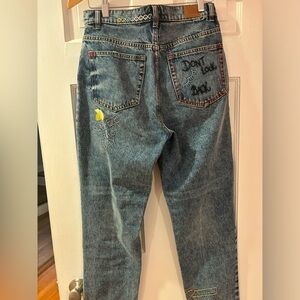 High-rise Slim Straight Urban Outfitter Jeans, with embroidered details!
